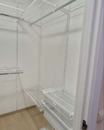 Белая П-образная гардеробная с гладильной доской, ~1,8×2,1 м, фото 4