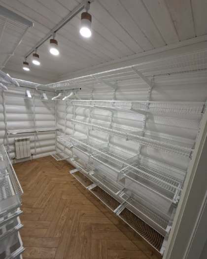 Белая П-образная гардеробная с подсветкой, ~2,4×2,8 м, фото 1
