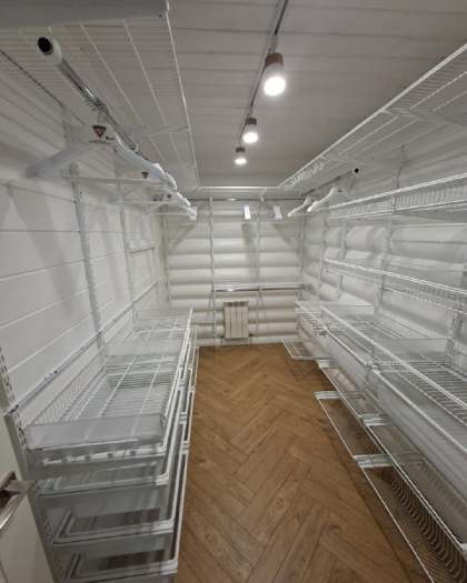 Белая П-образная гардеробная с подсветкой, ~2,4×2,8 м, фото 2