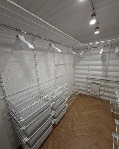 Белая П-образная гардеробная с подсветкой, ~2,4×2,8 м, фото 3