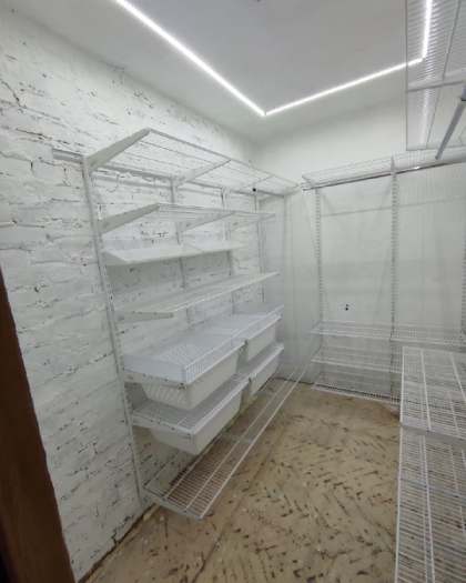 Белая П-образная гардеробная с подсветкой, ~1,8×2,3 м, фото 2