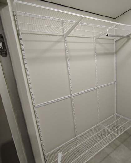 Белая П-образная гардеробная с подсветкой и дверями-купе, ~1,8×1,5 м, фото 4