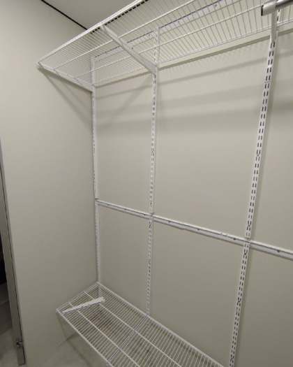Белая П-образная гардеробная с подсветкой и дверями-купе, ~1,8×1,5 м, фото 5