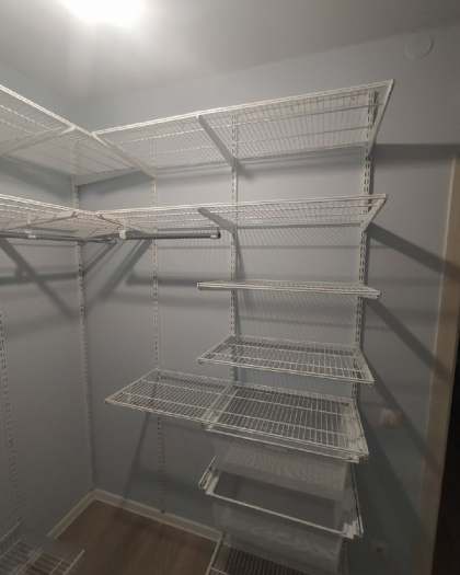 Белая П-образная гардеробная с полками для обуви, ~2,4×2 м, фото 1