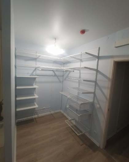 Белая П-образная гардеробная с полками для обуви, ~2,4×2 м, фото 3