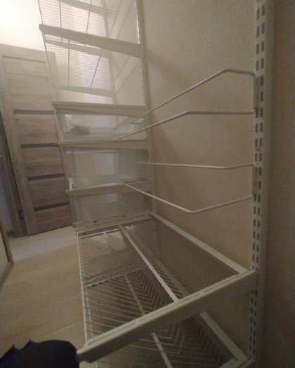 Белая П-образная гардеробная с полками для обуви, ~1,8×2,1 м, фото 3
