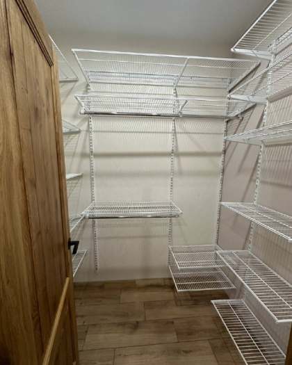 Белая П-образная гардеробная с полками для обуви, ~1,5×1,8 м, фото 3