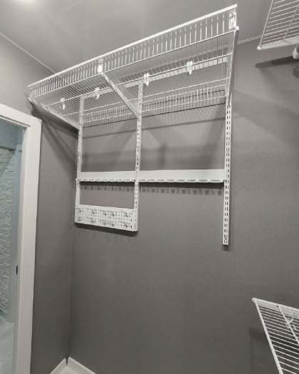 Белая П-образная гардеробная с полками для обуви, ~2,1×1,6 м, фото 3