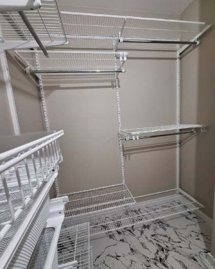 Белая П-образная гардеробная с полками для обуви, ~1,8×1,6 м, фото 1