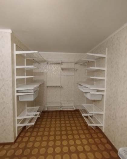 Белая П-образная гардеробная с полками для обуви, ~1,5×2,1 м, фото 1