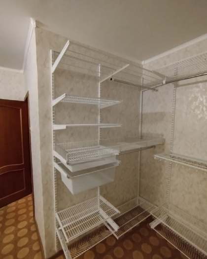 Белая П-образная гардеробная с полками для обуви, ~1,5×2,1 м, фото 4