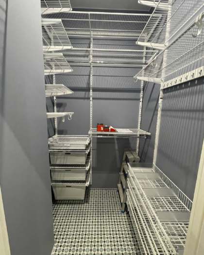 Белая П-образная гардеробная с полками для обуви, ~1,8×2,2 м, фото 1