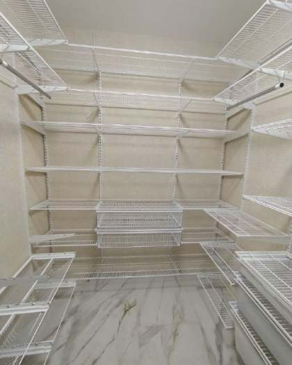 Белая П-образная гардеробная с полками для обуви, ~2,7×1,8 м, фото 2