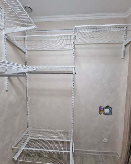 Белая П-образная гардеробная с полками для обуви, ~2,4×1,8 м, фото 3