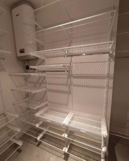 Белая П-образная гардеробная с полками для обуви, ~1,8×2,5 м, фото 1