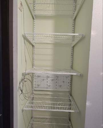 Белая П-образная гардеробная с полками для обуви, ~1,2×2 м, фото 3