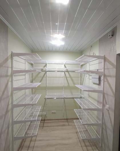 Белая П-образная гардеробная с полками для обуви, ~1,8×2,5 м, фото 3