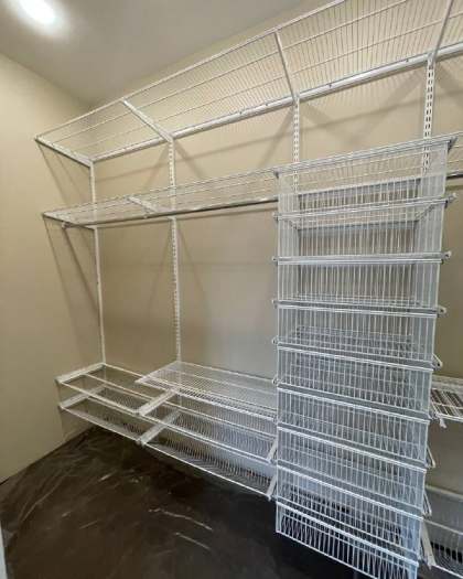 Белая П-образная гардеробная с полками для обуви, ~3×2 м, фото 1