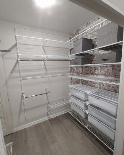 Белая П-образная гардеробная с полками для обуви, фото 2