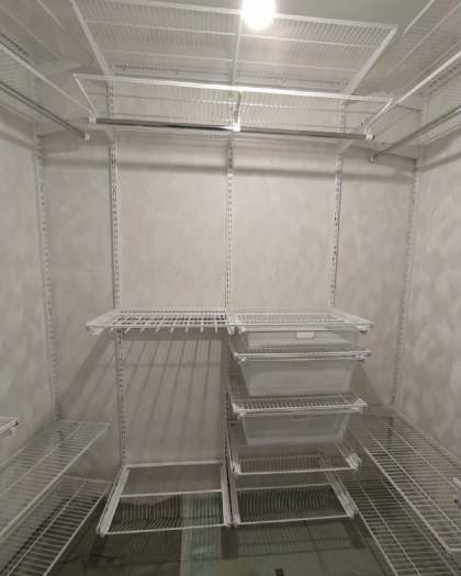 Белая П-образная гардеробная с полками для обуви, ~2,4×1,8 м, фото 2
