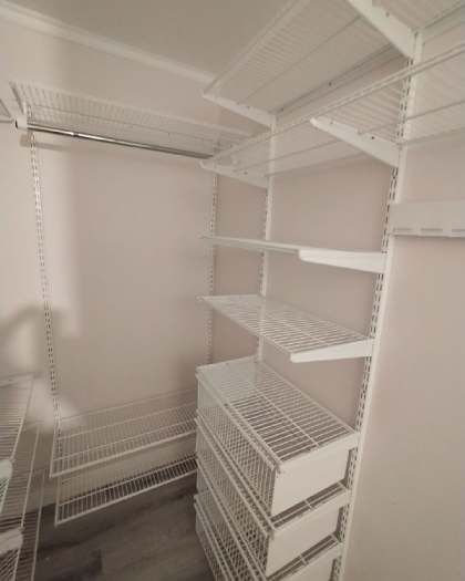 Белая П-образная гардеробная с полками для обуви и дверями-купе, ~2,4×1,8 м, фото 4