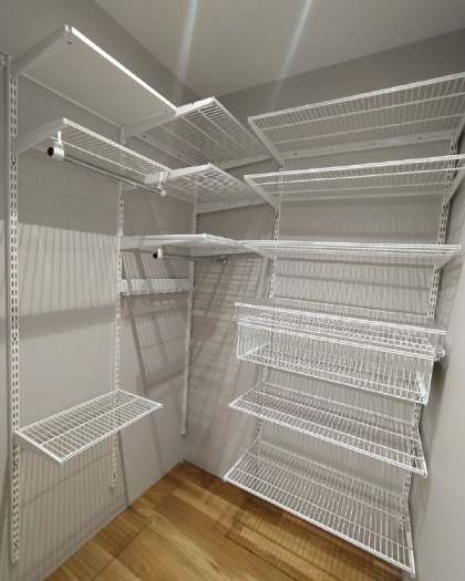 Белая П-образная гардеробная с выдвижными корзинами, ~1,2×1,5 м, фото 1