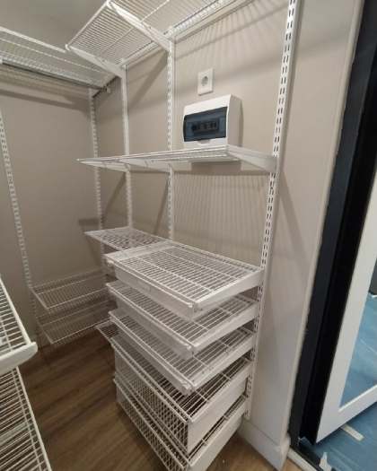 Белая П-образная гардеробная с выдвижными корзинами, ~1,2×1,8 м, фото 1