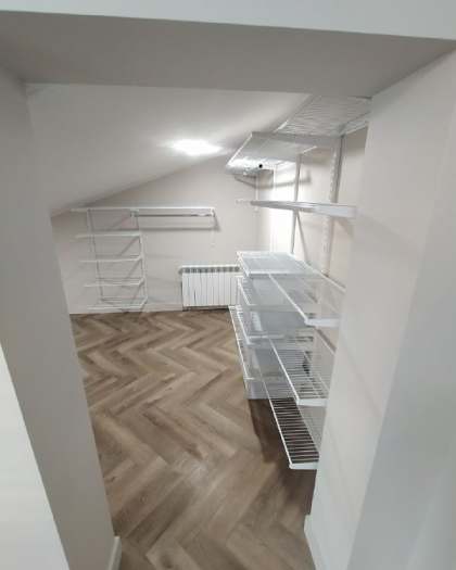 Белая П-образная гардеробная с выдвижными корзинами, ~3×2,5 м, фото 1