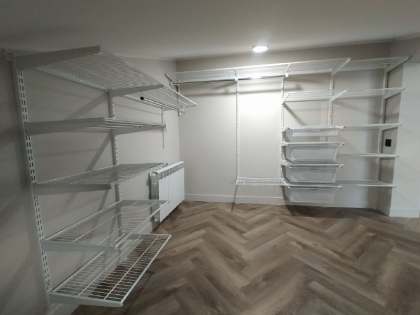Белая П-образная гардеробная с выдвижными корзинами, ~3×2,5 м, фото 2