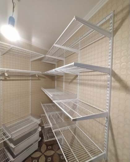 Белая П-образная гардеробная с выдвижными корзинами, ~2×2,5 м, фото 1