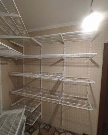 Белая П-образная гардеробная с выдвижными корзинами, ~2×2,5 м, фото 2