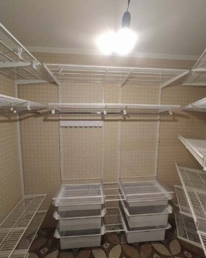 Белая П-образная гардеробная с выдвижными корзинами, ~2×2,5 м, фото 3