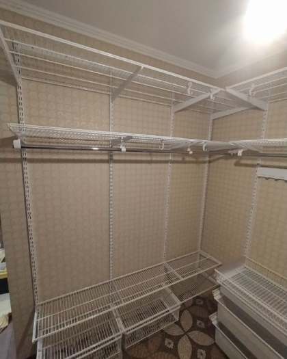 Белая П-образная гардеробная с выдвижными корзинами, ~2×2,5 м, фото 4