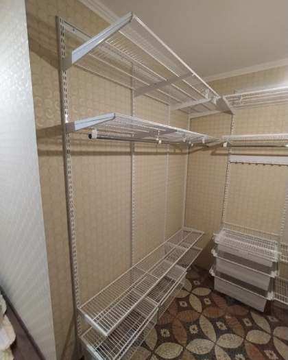 Белая П-образная гардеробная с выдвижными корзинами, ~2×2,5 м, фото 5