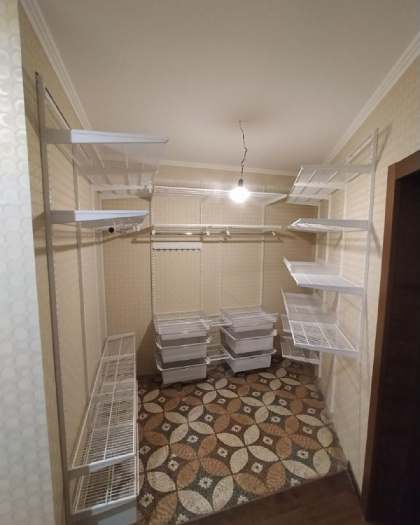 Белая П-образная гардеробная с выдвижными корзинами, ~2×2,5 м, фото 6