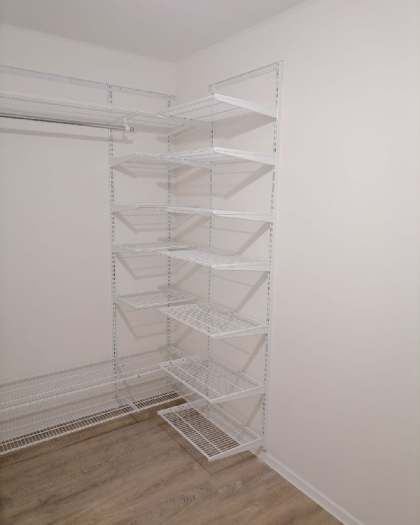 Белая П-образная гардеробная с выдвижными корзинами, ~2,1×2,5 м, фото 2