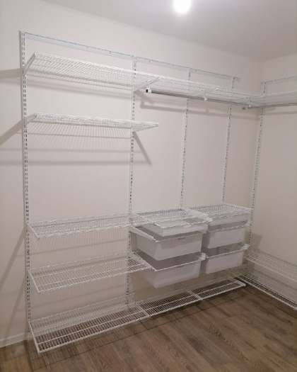 Белая П-образная гардеробная с выдвижными корзинами, ~2,1×2,5 м, фото 3
