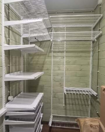 Белая П-образная гардеробная с выдвижными корзинами, ~2×2,5 м, фото 1