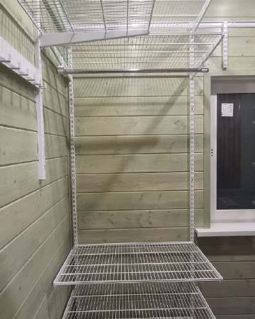 Белая П-образная гардеробная с выдвижными корзинами, ~2×2,5 м, фото 2