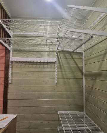 Белая П-образная гардеробная с выдвижными корзинами, ~2×2,5 м, фото 3