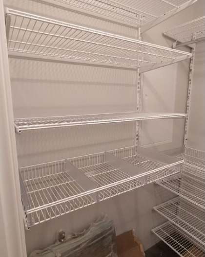 Белая П-образная гардеробная с выдвижными корзинами, ~1,2×1,7 м, фото 1
