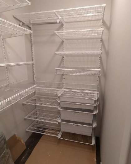 Белая П-образная гардеробная с выдвижными корзинами, ~1,2×1,7 м, фото 2