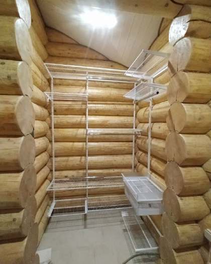 Белая П-образная гардеробная с выдвижными корзинами, ~1,6×1,7 м, фото 2