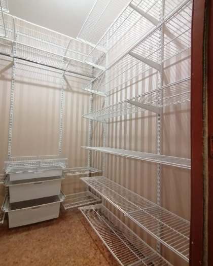 Белая П-образная гардеробная с выдвижными корзинами, ~2,4×2 м, фото 1