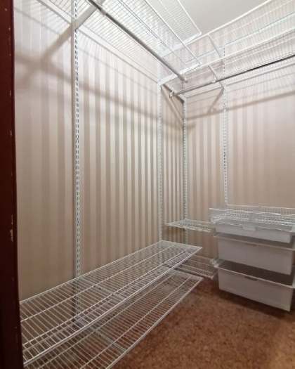 Белая П-образная гардеробная с выдвижными корзинами, ~2,4×2 м, фото 2