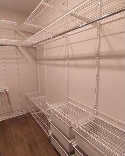 Белая П-образная гардеробная с выдвижными корзинами, ~1,8×2,7 м, фото 1