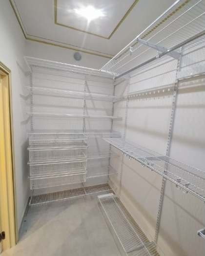 Белая П-образная гардеробная с выдвижными корзинами, ~1,6×2,2 м, фото 1