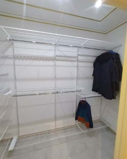 Белая П-образная гардеробная с выдвижными корзинами, ~1,6×2,2 м, фото 2