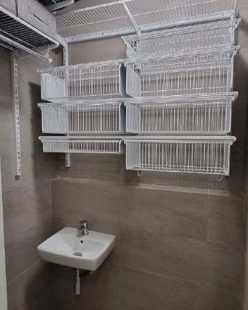 Белая П-образная гардеробная с выдвижными корзинами, ~1,1×1,7 м, фото 1