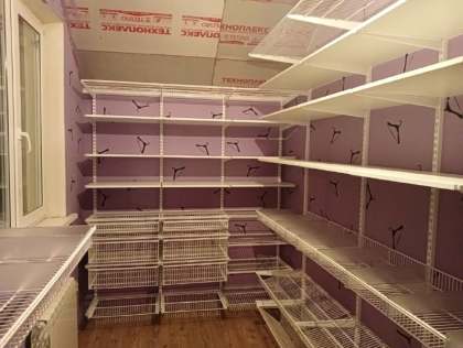 Белая П-образная гардеробная с выдвижными корзинами, ~2,1×3,2 м, фото 1